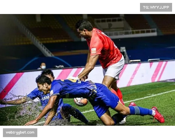 雨战致皮球湿滑，里昂对阵克莱蒙比赛多次出现传球失误